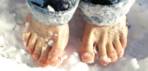 pieds dans la neige qui ont froid