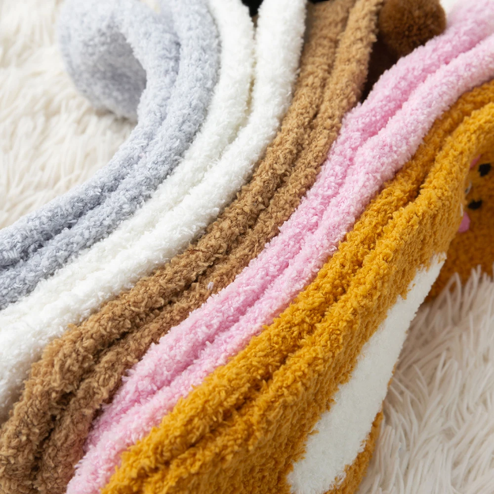 couleurs differentes de chaussettes thermiques fluffy animal