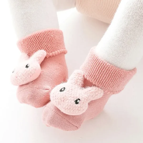 chaussettes chaudes de bébé rose avec un lapin dessus