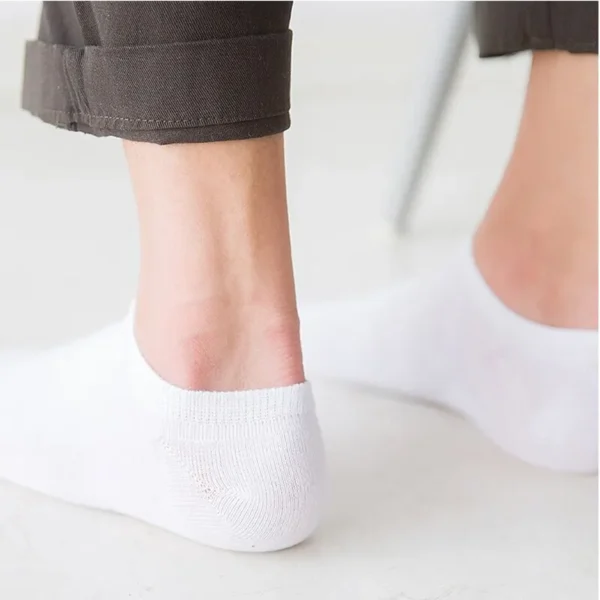 paire de chaussette de sport blanche portee par une personne
