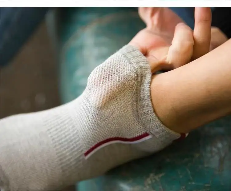 chaussette de sport a rayure grise